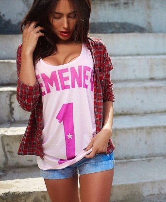 Имею опыт, который разжигает страсть и оживляет фантазии. Стараюсь быть креативной и нежной, чтобы твои желания стали реальностью. В Москве я прожила достаточно времени, чтобы освоить все самые интересные места и неповторимую атмосферу этого города. У меня есть чарующая улыбка, а мои мягкие губы будут твоим лучшим укрытием. Возможностей много - от классики до экспериментов. На моих фото ты увидишь искреннюю красоту. Мои клиенты всегда остаются довольными и возвращаются в мир наших приятных эмоций. Жду встречи с тобой, чтобы сделать нашу встречу незабываемой. 12187, 24 года